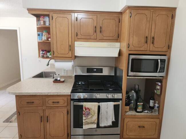 Foto del edificio - Charming 3-Bedroom Home with Spacious Layo...