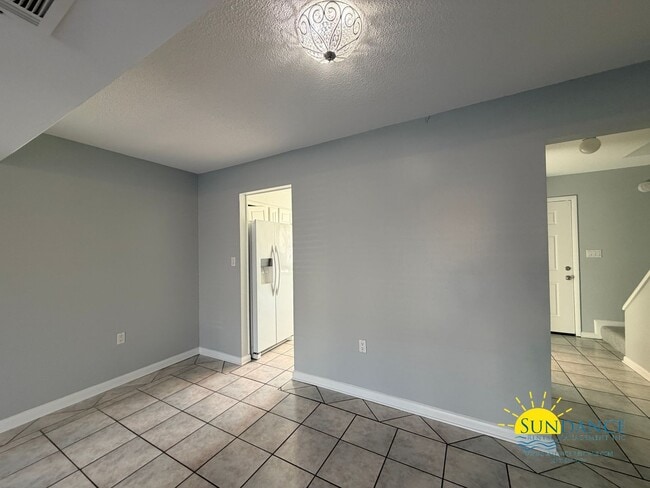 Foto del edificio - Charming Two-Story Townhome Near the Beach!