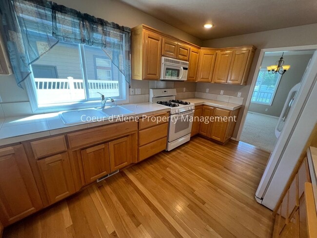 Building Photo - 2 bed, 2 bath townhouse near Avondale Golf Course!