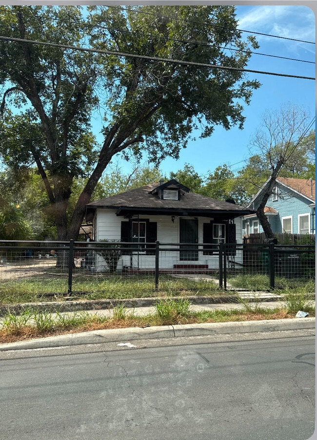 Building Photo - 2332 E Houston St