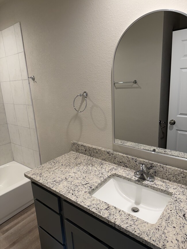 baño - 1014 N Plum St