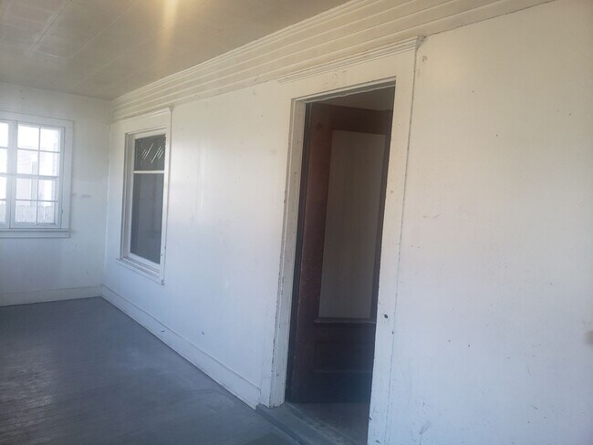 Foto del edificio - Remodeled 6 Bedroom, 2 Bath House just blocks from downtown Iowa City