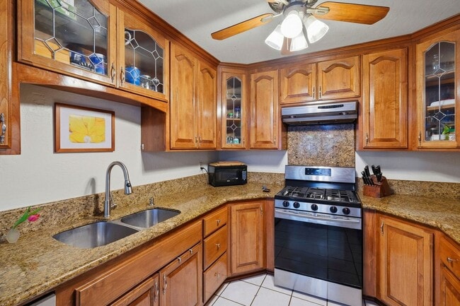 Building Photo - 3 Bedroom Condo in Watsonville!