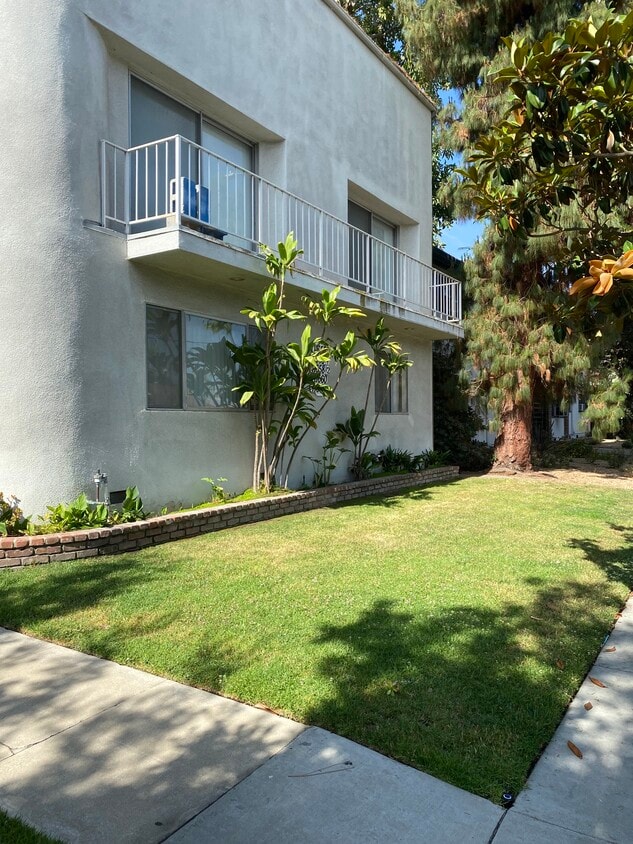 Outside - 11660 Magnolia Blvd