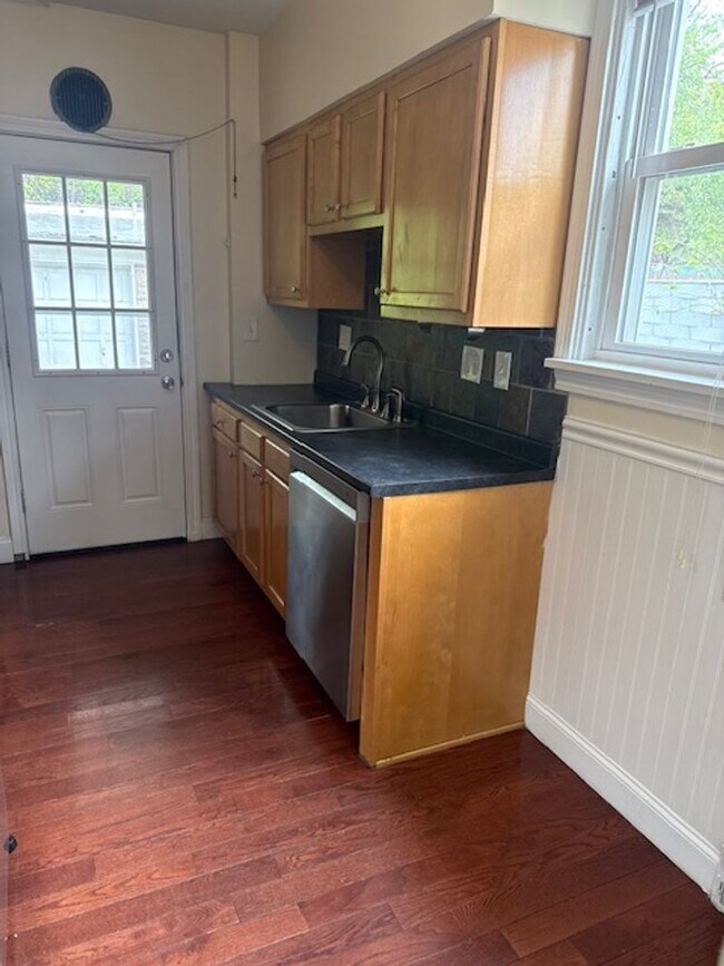 Foto del edificio - 4 Bedroom/ 1 Bath Single Family Home Pittsburgh, PA 15217