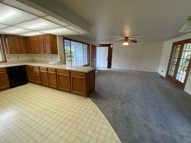 Foto del edificio - Large 2 Bedroom Hucrest Home! 1 Year Lease Required