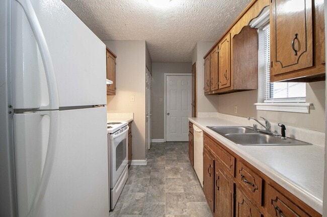 Building Photo - 131 Lillian Dr