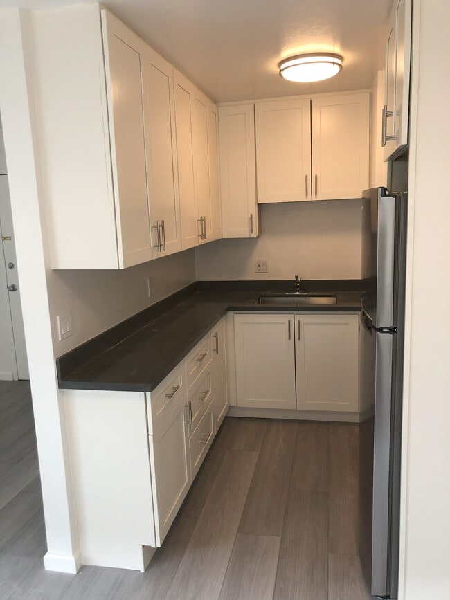 Equipo - 565 8th Ave