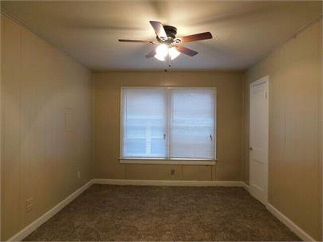 Foto del edificio - Cute 2-bedroom, 1 bath duplex near downtown.