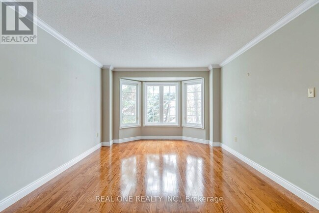 Building Photo - 1369 Mapleridge Crescent