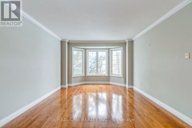 Photo du bâtiment - 1369 Mapleridge Crescent