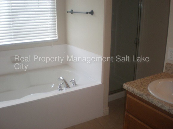 Building Photo - 3 Bedroom Townhome in Suncrest
