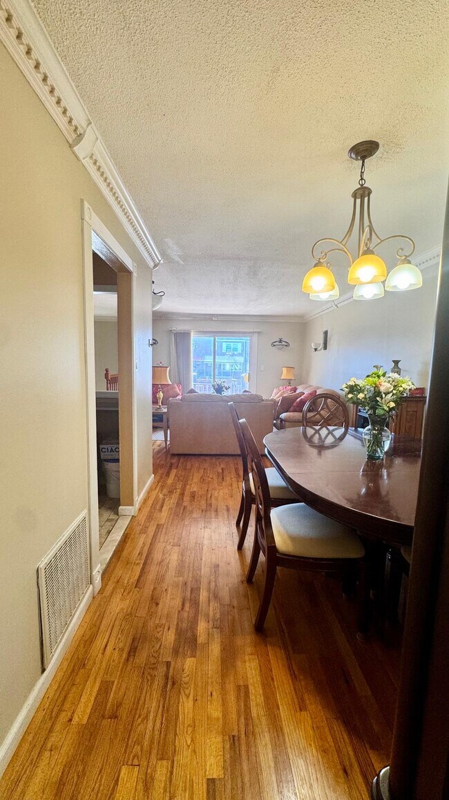 Foto del edificio - 1463 E 103rd St