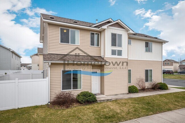 Foto del edificio - Townhouse Style Home with 3 Bedrooms, 2.5 Bathrooms, and a 2-Car Attached Garage Available in Coe...