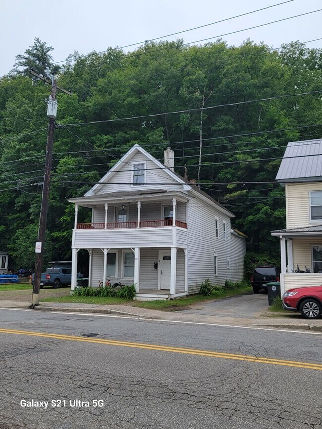 Building Photo - Cozy 3 Bedroom Unit