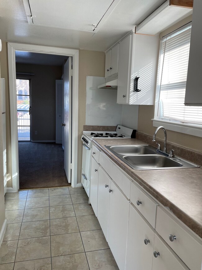 260 kitchen.jpg - Tara Apartments