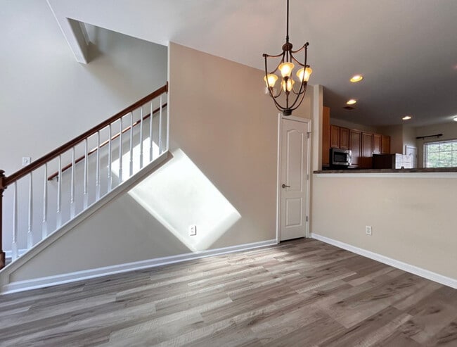 Building Photo - 927 Hunley Dr