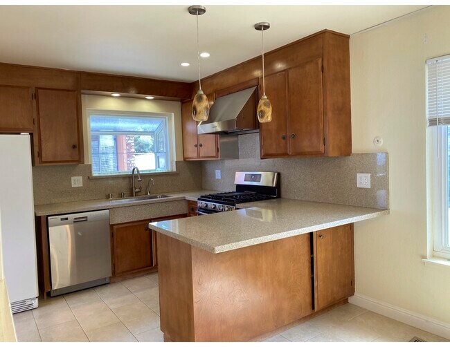 Building Photo - 302 Vallejo Dr