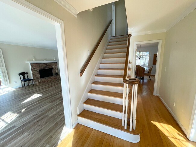Building Photo - Large Home in Great Location!
