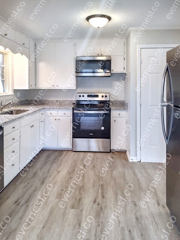 Foto del edificio - Charming 4-Bedroom Home with Garage / Pet-...
