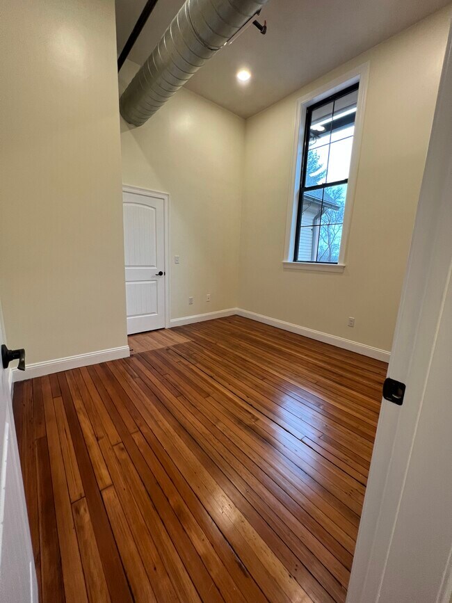 Foto del edificio - 352 Manchaug Rd