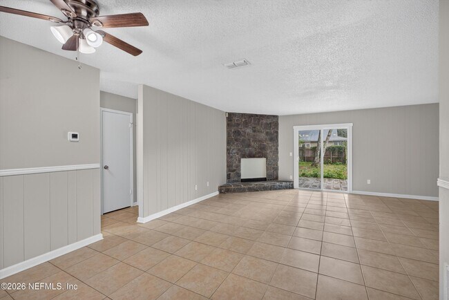 Foto del edificio - 1040 Willow Cove Ct E