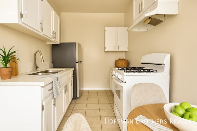 Building Photo - 5606 S Figueroa St