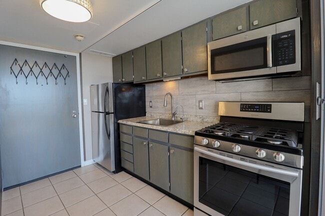 Building Photo - 410 W 7th St