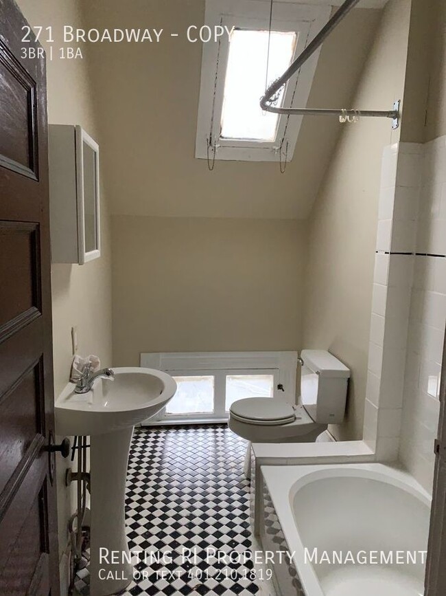 Building Photo - Spacious fully redone 3bed/ on Broadway, a...