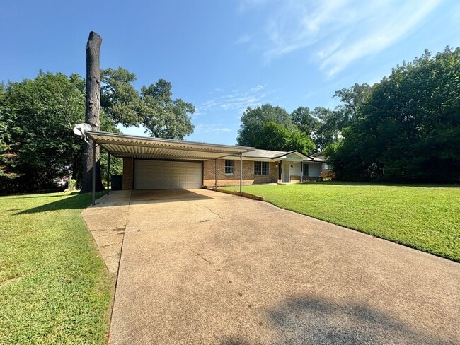 Foto del edificio - Spacious 3-Bed, 2-Bath Home with Large Sho...