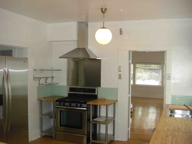 Kitchen Oven - 2022 N Bronson Ave