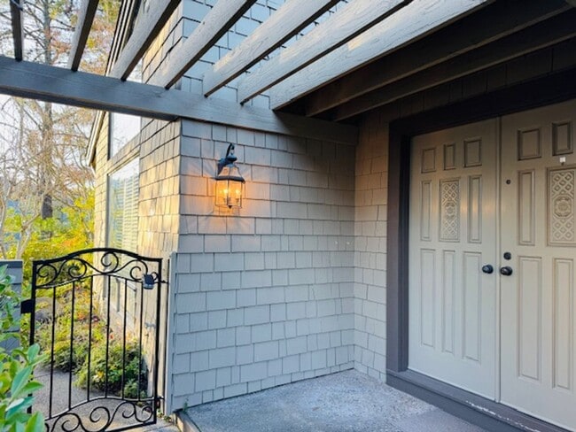 Building Photo - Wonderful 3 bedroom, 2 bath single level home in desirable Orinda Woods community-now available f...