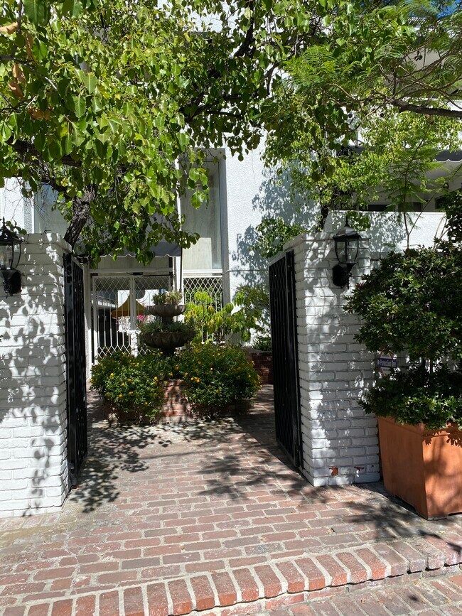 Foto del edificio - 4950 Louise Ave