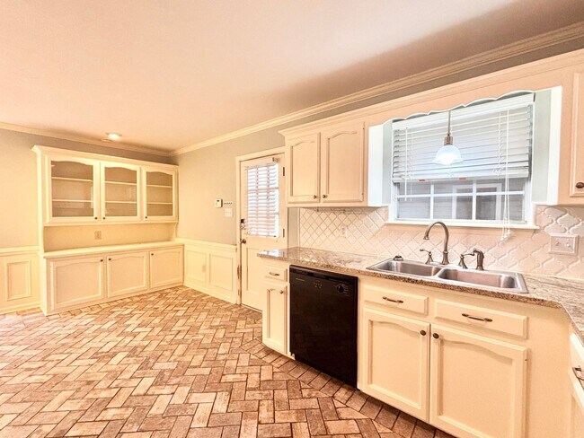 Foto del edificio - 3 Bedroom House located off Burbank near S...
