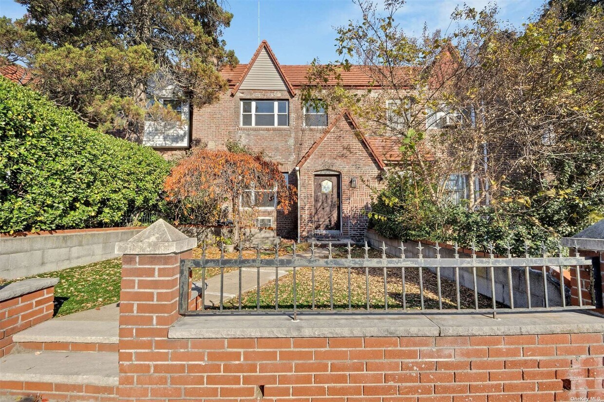Foto principal - 88-33 Francis Lewis Blvd