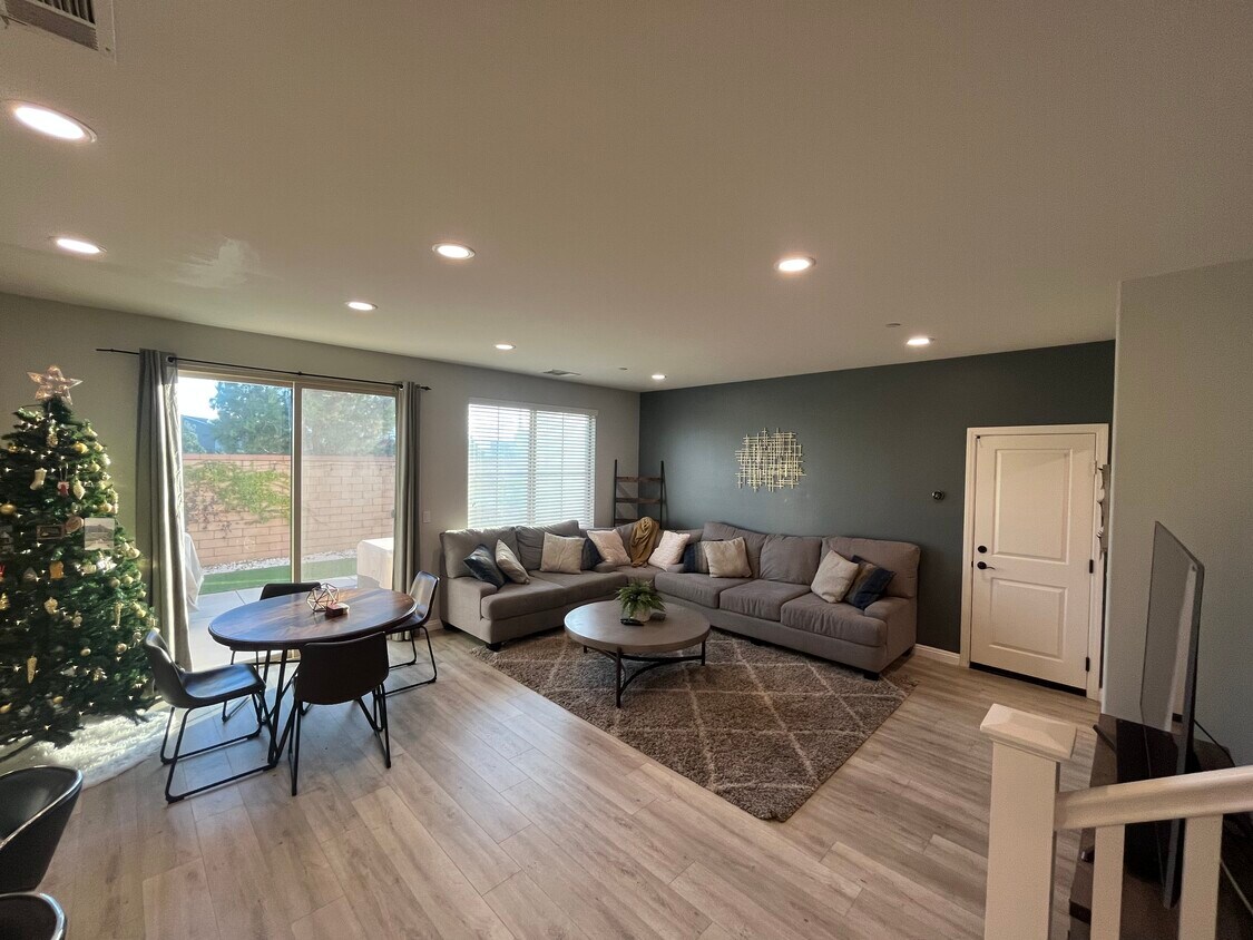 Foto principal - 3430 E Santa Clara Ln