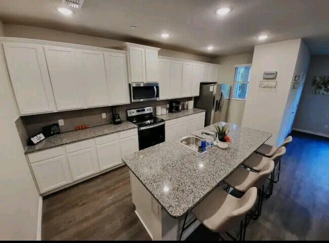 Building Photo - 1270 Alamo Dr