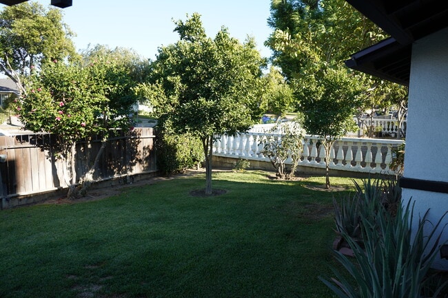 PATIO DELANTERO - 7857 Louise Ave