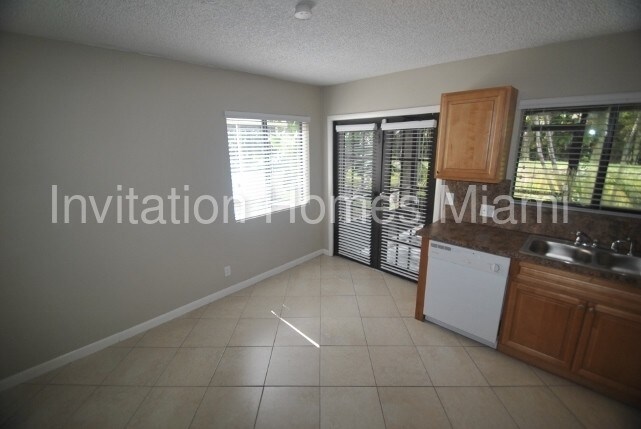 Building Photo - 40 Tara Lakes Dr E
