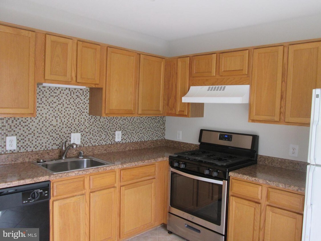 8212 Catbird Cir Unit 201, Lorton, VA 22079 Condo for Rent in Lorton