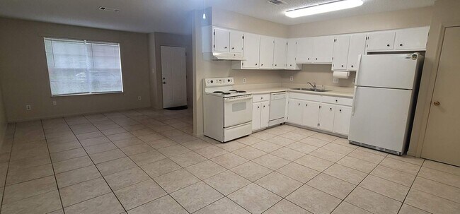 Foto del edificio - CHARMING SE 3/1.5 w/ Garage, Washer/Dryer, Large Privacy Fenced Yard, & Tile Floors Throughout! A...