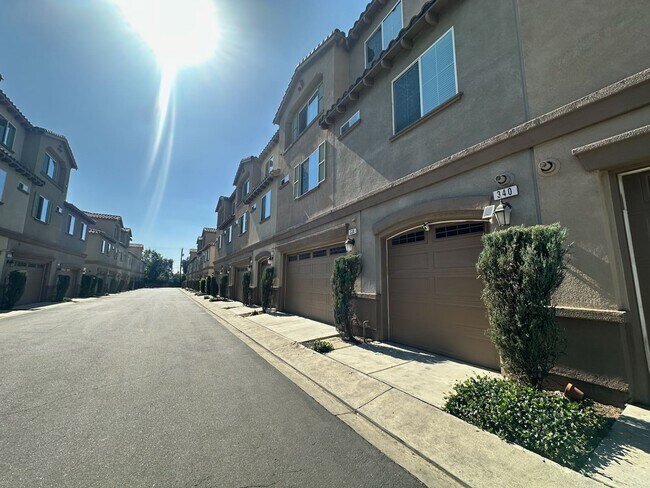 Garaje para 2 autos fácil y seguro con estantes de almacenamiento para todas las decoraciones navideñas - 340 N Fenimore Ave