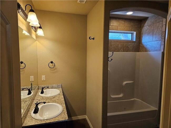 Building Photo - Nice 3 bedroom 2 bath home in Middle of Fayetteville