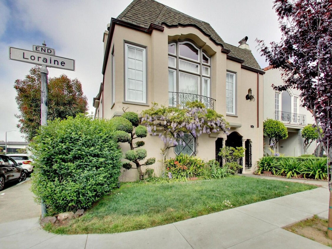 Foto principal - Spacious Four Bedroom Home in Lone Mountain