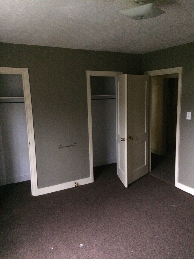 Entrada del dormitorio delantero - 375 Columbus St