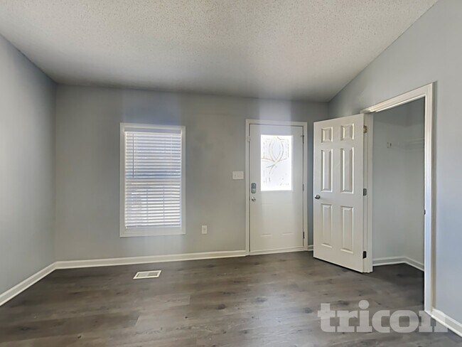 Foto del edificio - 5130 Daffodil Ln