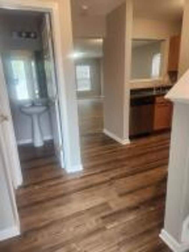 Building Photo - Spacious 3 Bedroom Townhome near Appian Way