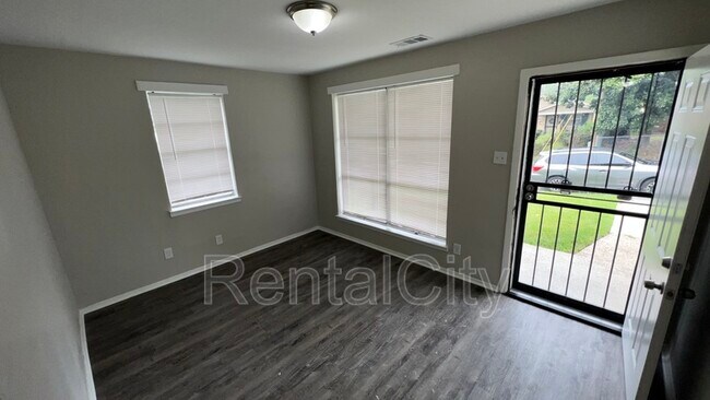 Foto del edificio - 2109 Bennett Ave