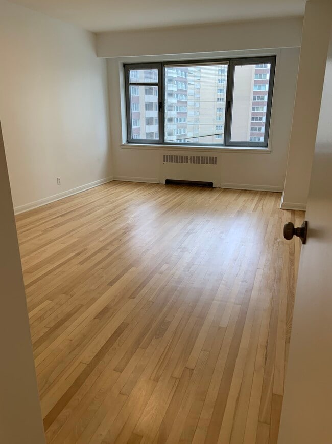 Building Photo - 3495 Rue de la Montagne