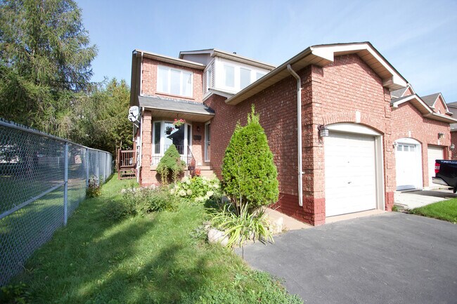 Photo du bâtiment - IMMACULATE 3-BDRM BOWMANVILLE TOWNHOUSE FO...